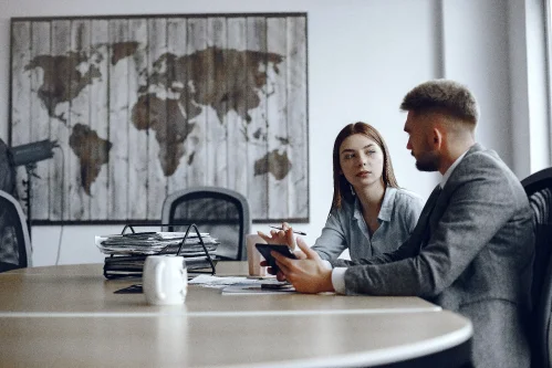Professionnels analysant des données pour la transformation retail


