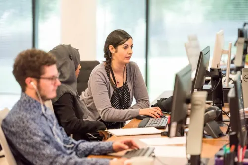Clients satisfaits interagissant avec des services digitaux innovants