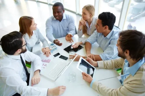 Cette image illustre la collaboration active entre professionnels, essentielle pour structurer et déployer efficacement un plan d’engagement sociétal visant à maximiser l’impact territorial.