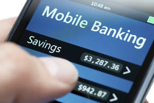 Écran de mobile banking affichant un compte d’épargne, illustrant les usages du mobile money en Afrique.