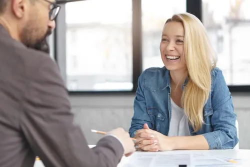 Une femme souriante en entretien, illustrant le dynamisme et l’engagement de Sofrecom dans la transformation numérique en Afrique.


