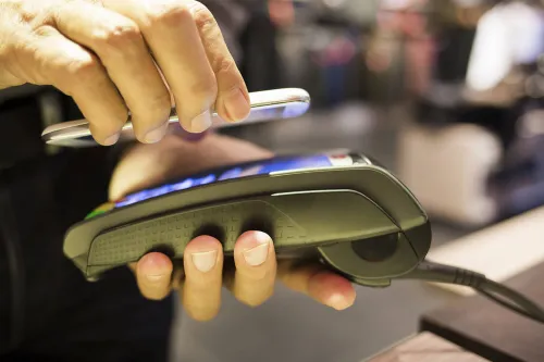 Paiement sans contact via smartphone, illustrant l’essor du mobile money et des paiements digitaux.