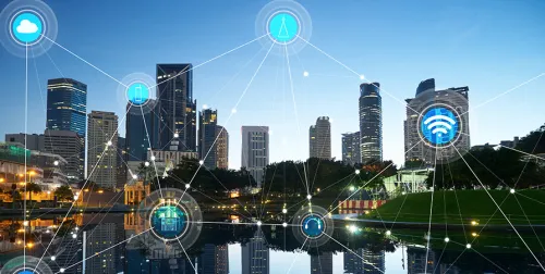 Illustration d'une ville connectée avec des icônes réseau symbolisant la planification intelligente des réseaux fibre dans la région MENA.