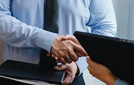 Poignée de main illustrant le partenariat stratégique entre Sofrecom et ITC en Arabie Saoudite