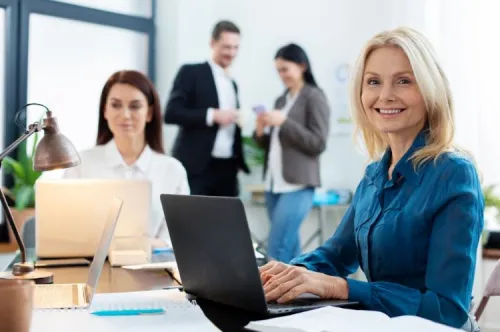 Collaboration d'équipe en environnement de bureau, symbolisant la présence médiatique de Sofrecom.