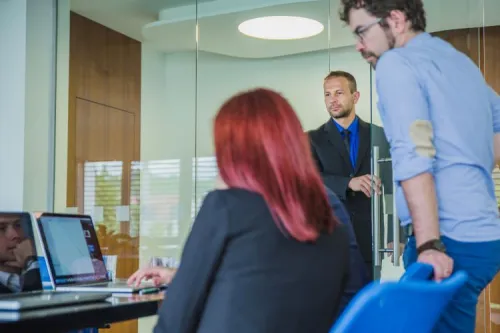 Réunion d'équipe en entreprise illustrant la stratégie digitale de Sofrecom en Géorgie avec Silknet