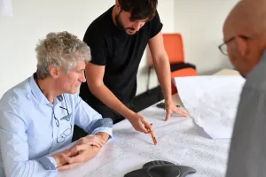 Experts en télécommunications examinant des plans techniques pour optimiser la modernisation du réseau de TelOne