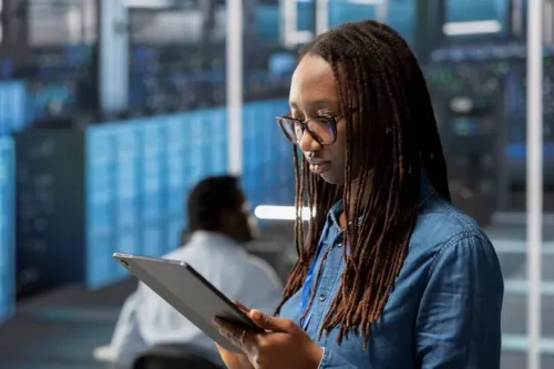 La Guinée Conakry, avec ses défis géographiques et sa croissance rapide, vise à devenir un hub régional de la connectivité en Afrique de l’Ouest. Pour y parvenir, le pays a lancé le déploiement sur-mesure de réseaux fibre optique.