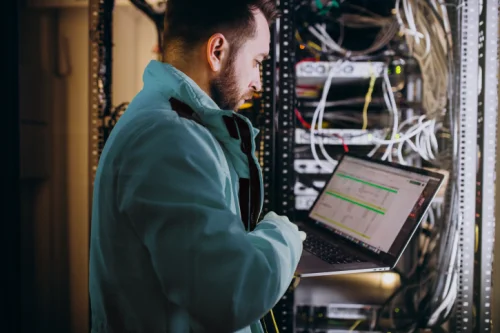 Découvrez comment le cloud transforme les télécoms : innovation, agilité, réduction des coûts et modernisation du réseau avec Sofrecom.