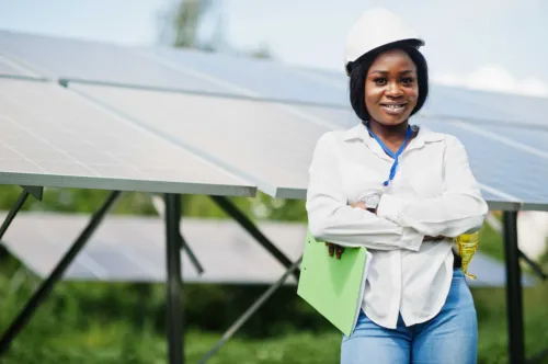 Découvrez comment les opérateurs télécoms en Afrique surmontent la crise énergétique avec des modèles durables et innovants.